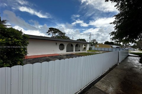 Villa ou maison à vendre à Miami Gardens, Floride: 3 chambres, 219.25 m2 № 1977531 - photo 3