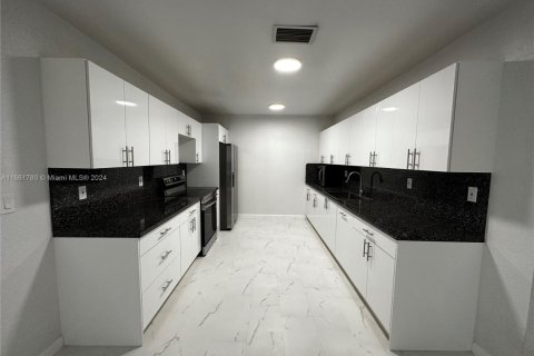 Villa ou maison à vendre à Miami Gardens, Floride: 3 chambres, 219.25 m2 № 1977531 - photo 4