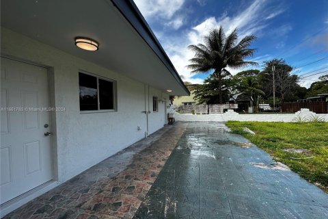 Villa ou maison à vendre à Miami Gardens, Floride: 3 chambres, 219.25 m2 № 1977531 - photo 18