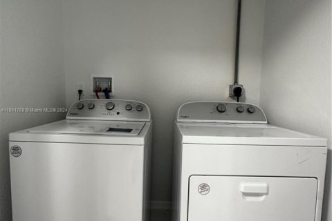 Villa ou maison à vendre à Miami Gardens, Floride: 3 chambres, 219.25 m2 № 1977531 - photo 11