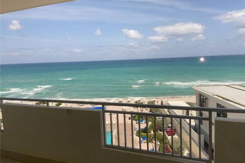 Condominio en venta en Hallandale Beach, Florida, 2 dormitorios, 132.11 m2 № 1871526 - foto 8