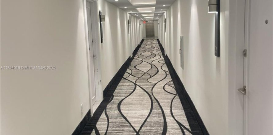 Condominio en Hallandale Beach, Florida, 2 dormitorios  № 1871526