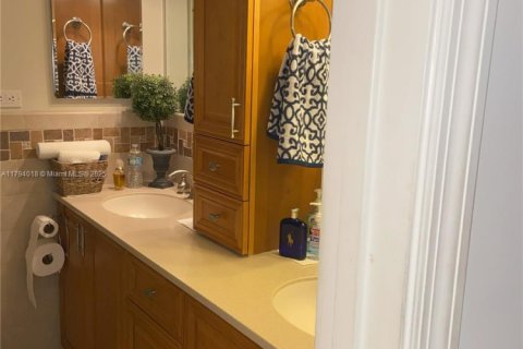 Condominio en venta en Hallandale Beach, Florida, 2 dormitorios, 132.11 m2 № 1871526 - foto 13