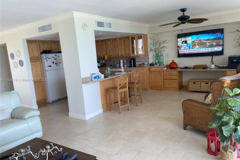 Condominio en venta en Hallandale Beach, Florida, 2 dormitorios, 132.11 m2 № 1871526 - foto 9