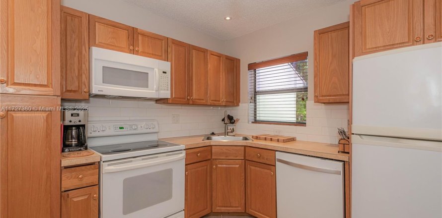 Condo in Coconut Creek, Florida, 2 bedrooms № 1478183