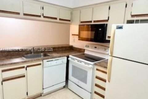 Copropriété à louer à Miami, Floride: 2 chambres, 113.71 m2 № 1945452 - photo 11