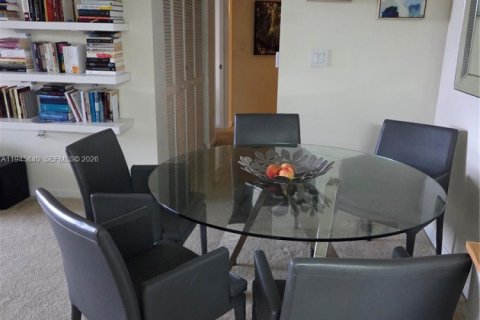 Condo in Aventura, Florida, 1 bedroom  № 2003028 - photo 9