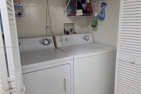 Condo in Aventura, Florida, 1 bedroom  № 2003028 - photo 10