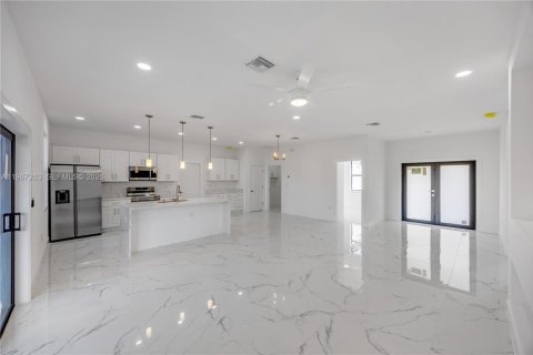 House in Lehigh Acres, Florida 4 bedrooms, 153.29 sq.m. № 2028294 - photo 5