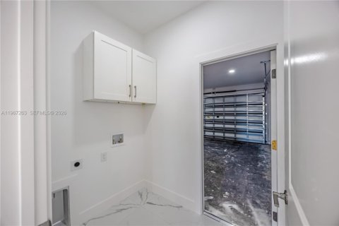 House in Lehigh Acres, Florida 4 bedrooms, 153.29 sq.m. № 2028294 - photo 10