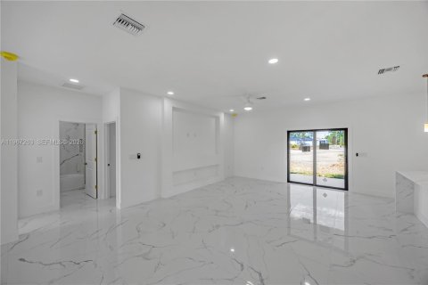 House in Lehigh Acres, Florida 4 bedrooms, 153.29 sq.m. № 2028294 - photo 4