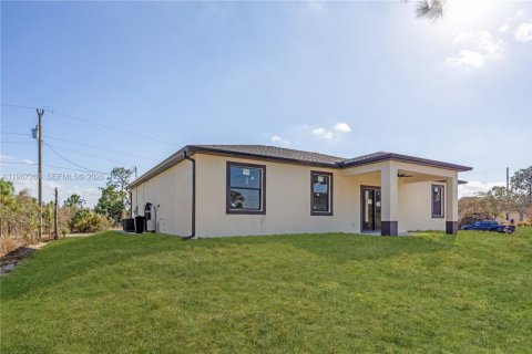 House in Lehigh Acres, Florida 4 bedrooms, 153.29 sq.m. № 2028294 - photo 23