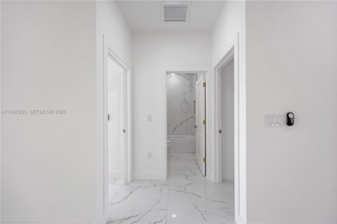 House in Lehigh Acres, Florida 4 bedrooms, 153.29 sq.m. № 2028294 - photo 17