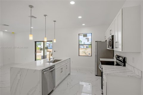 House in Lehigh Acres, Florida 4 bedrooms, 153.29 sq.m. № 2028294 - photo 7