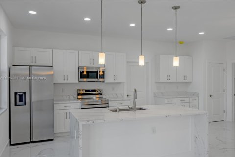 House in Lehigh Acres, Florida 4 bedrooms, 153.29 sq.m. № 2028294 - photo 6