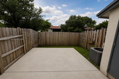 Townhouse in Sunrise, Florida 2 bedrooms, 95.5 sq.m. № 2282099 - photo 10