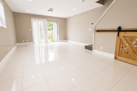 Townhouse in Sunrise, Florida 2 bedrooms, 95.5 sq.m. № 2282099 - photo 4