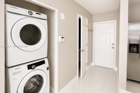 Townhouse in Sunrise, Florida 2 bedrooms, 95.5 sq.m. № 2282099 - photo 5