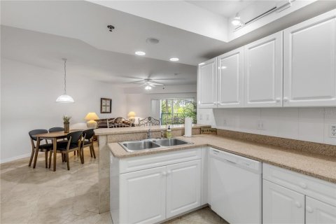 Condo in New Smyrna Beach, Florida, 2 bedrooms  № 1677613 - photo 13