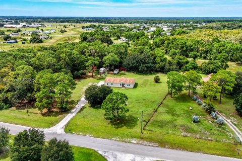 House in LaBelle, Florida 4 bedrooms № 1946173 - photo 1