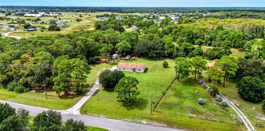 House in LaBelle, Florida 4 bedrooms № 1946173