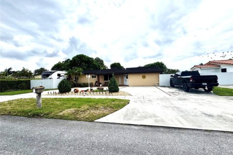 Casa en venta en Miami, Florida, 4 dormitorios, 205.96 m2 № 1965234 - foto 1