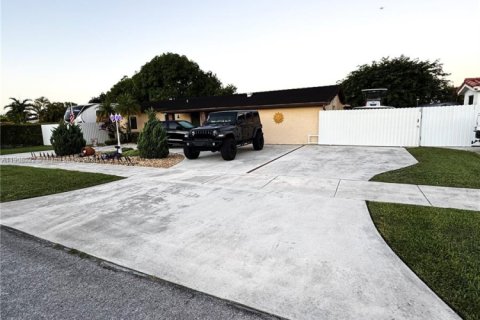 Casa en venta en Miami, Florida, 4 dormitorios, 205.96 m2 № 1965234 - foto 6