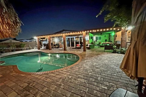 Casa en venta en Miami, Florida, 4 dormitorios, 205.96 m2 № 1965234 - foto 10