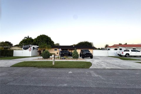 Casa en venta en Miami, Florida, 4 dormitorios, 205.96 m2 № 1965234 - foto 5