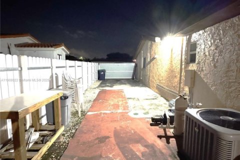 Casa en venta en Miami, Florida, 4 dormitorios, 205.96 m2 № 1965234 - foto 8