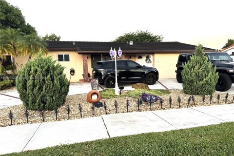 Casa en venta en Miami, Florida, 4 dormitorios, 205.96 m2 № 1965234 - foto 3