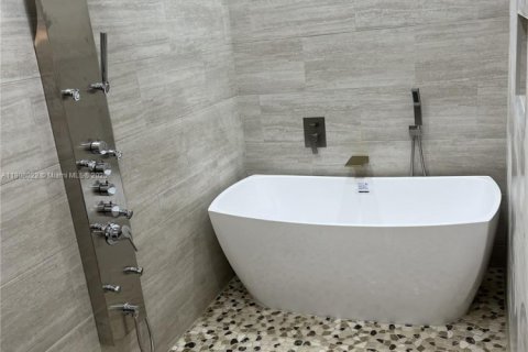 Casa en venta en Miami, Florida, 4 dormitorios, 205.96 m2 № 1965234 - foto 14