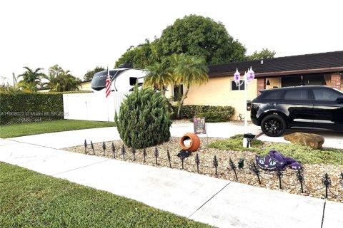 Casa en venta en Miami, Florida, 4 dormitorios, 205.96 m2 № 1965234 - foto 2