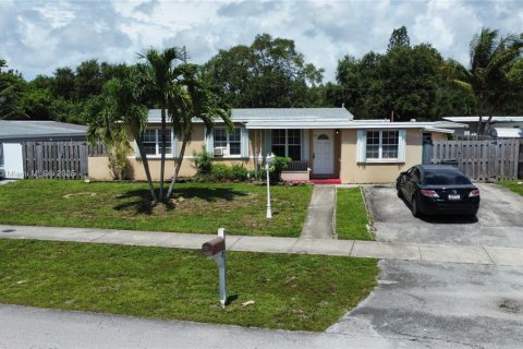 House in West Park, Florida 4 bedrooms № 1854789 - photo 1