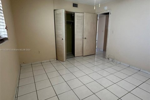 Copropriété à vendre à North Miami Beach, Floride: 2 chambres, 100.8 m2 № 1861887 - photo 15