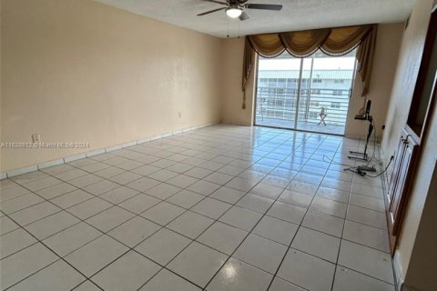 Copropriété à vendre à North Miami Beach, Floride: 2 chambres, 100.8 m2 № 1861887 - photo 6