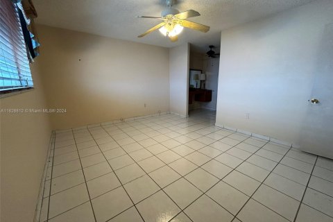 Copropriété à vendre à North Miami Beach, Floride: 2 chambres, 100.8 m2 № 1861887 - photo 18