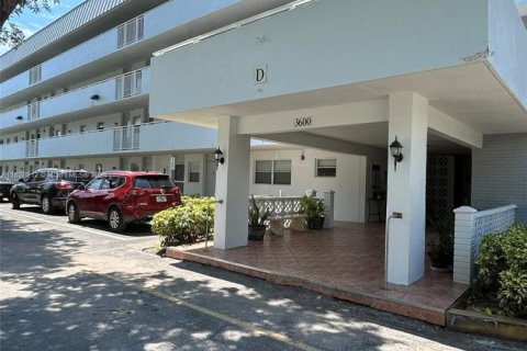 Copropriété à vendre à North Miami Beach, Floride: 2 chambres, 100.8 m2 № 1861887 - photo 1