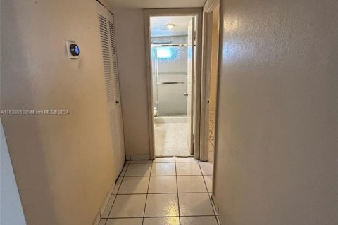 Copropriété à vendre à North Miami Beach, Floride: 2 chambres, 100.8 m2 № 1861887 - photo 16