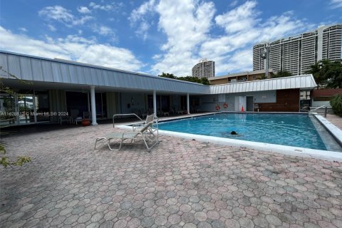 Copropriété à vendre à North Miami Beach, Floride: 2 chambres, 100.8 m2 № 1861887 - photo 27