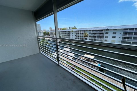 Copropriété à vendre à North Miami Beach, Floride: 2 chambres, 100.8 m2 № 1861887 - photo 9