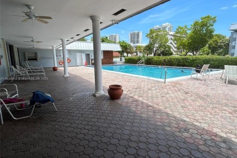 Copropriété à vendre à North Miami Beach, Floride: 2 chambres, 100.8 m2 № 1861887 - photo 28