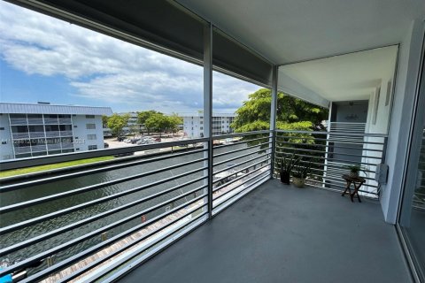 Copropriété à vendre à North Miami Beach, Floride: 2 chambres, 100.8 m2 № 1861887 - photo 8
