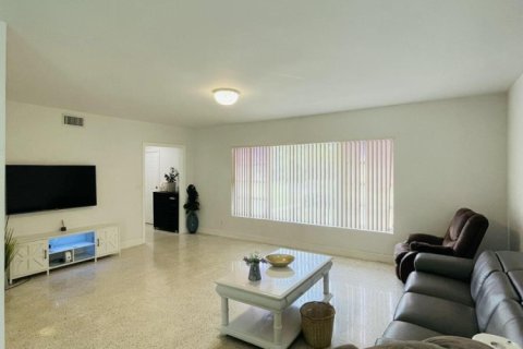House in Palm Beach Gardens, Florida 4 bedrooms, 180.32 sq.m. № 2181377 - photo 7
