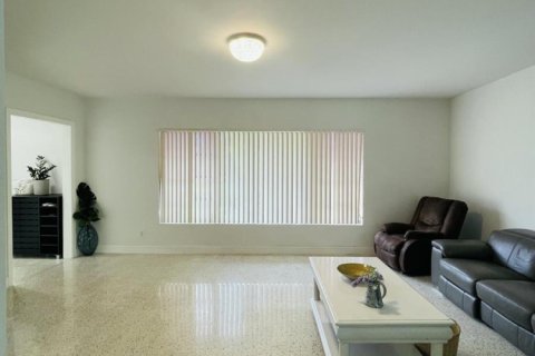 House in Palm Beach Gardens, Florida 4 bedrooms, 180.32 sq.m. № 2181377 - photo 9