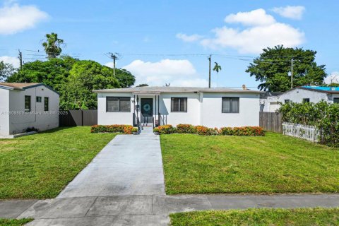 Villa ou maison à vendre à North Miami Beach, Floride: 3 chambres, 103.12 m2 № 1965292 - photo 2