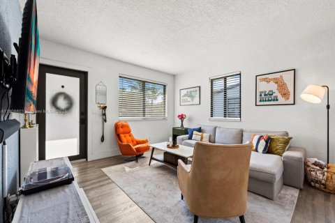 Villa ou maison à vendre à North Miami Beach, Floride: 3 chambres, 103.12 m2 № 1965292 - photo 4