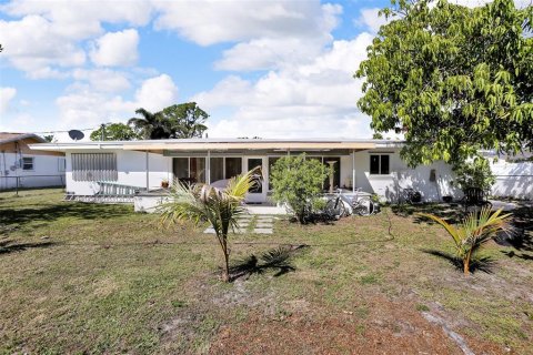 Villa ou maison à vendre à Port Charlotte, Floride: 2 chambres, 135.45 m2 № 1800152 - photo 29