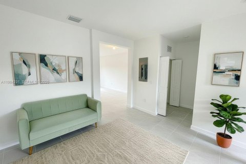 House in Miami, Florida 3 bedrooms, 137.77 sq.m. № 2045493 - photo 7