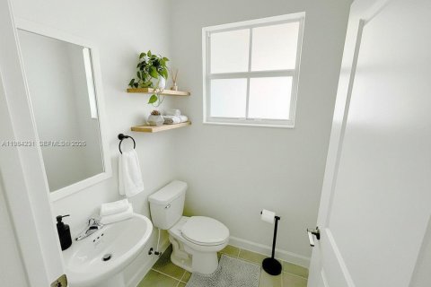 House in Miami, Florida 3 bedrooms, 137.77 sq.m. № 2045493 - photo 11